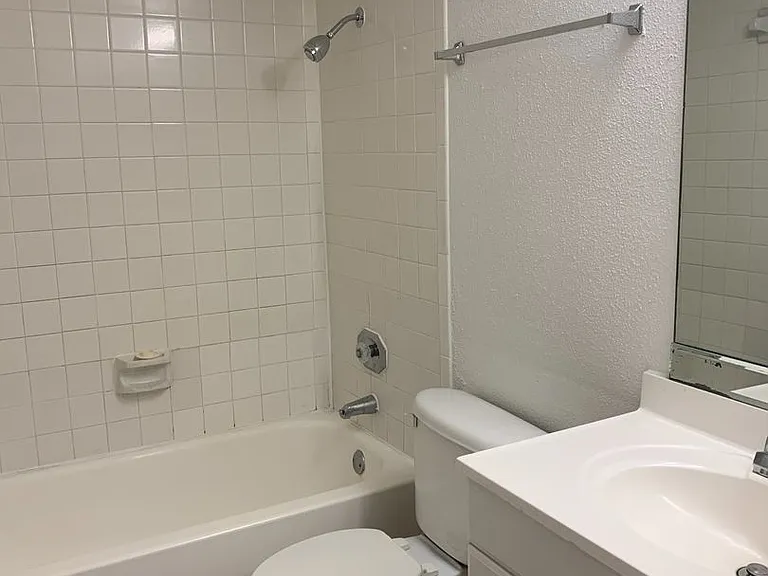 Emerald Cove Apartments — Photo 37