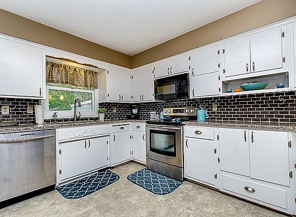 3rd image of 4733 Sandra Ln