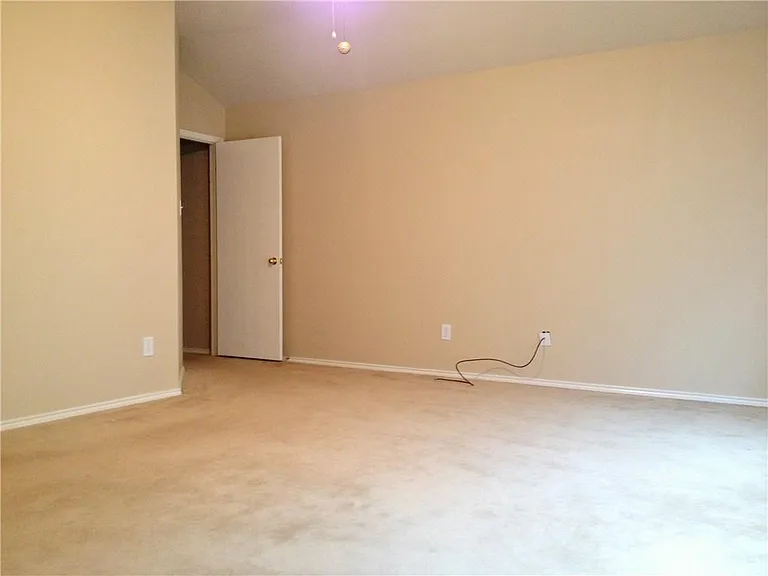 625 Rothschild Ln — Photo 13