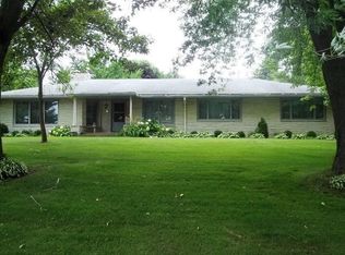 N62W15681 Skyline Dr, Menomonee Falls, WI 53051