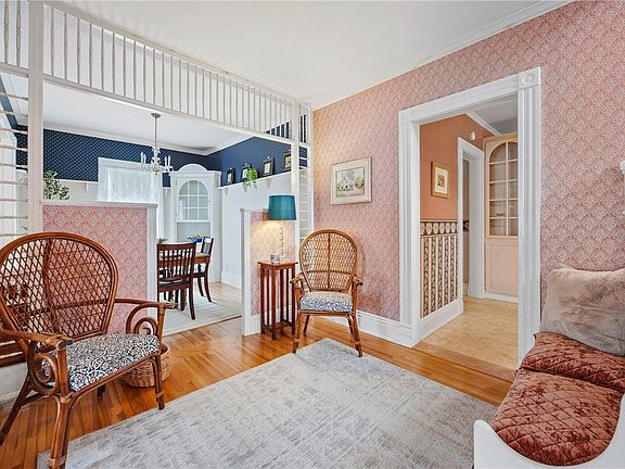 4th image of 16 E Park St