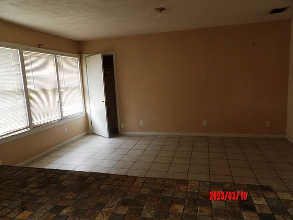 3rd image of 802 E Anderson St