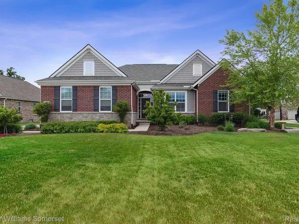 61723 Mustang Dr, South Lyon, MI 48178