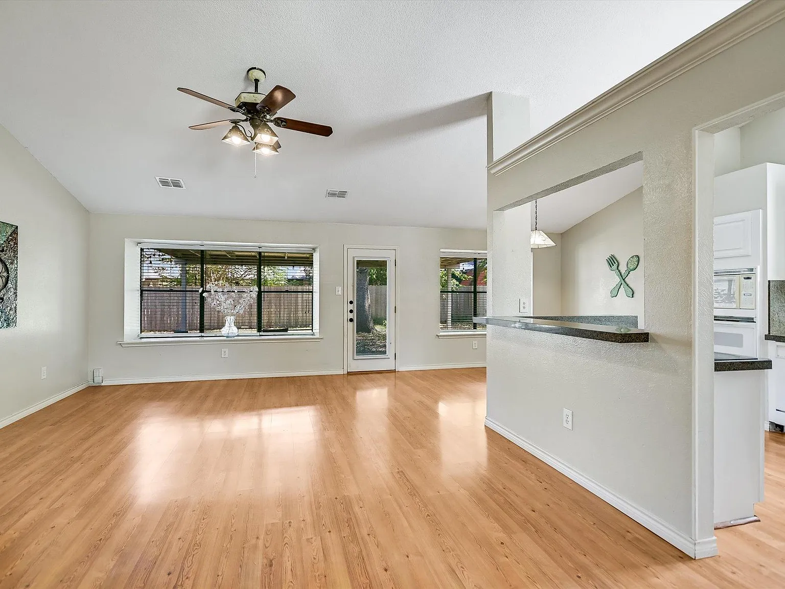 3 bed, 2.0 bath, 1592 sqft, $2,000 — Photo 4