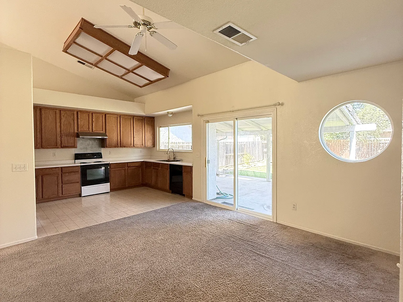 3 bed, 2.5 bath, 1562 sqft, $2,600 — Photo 4