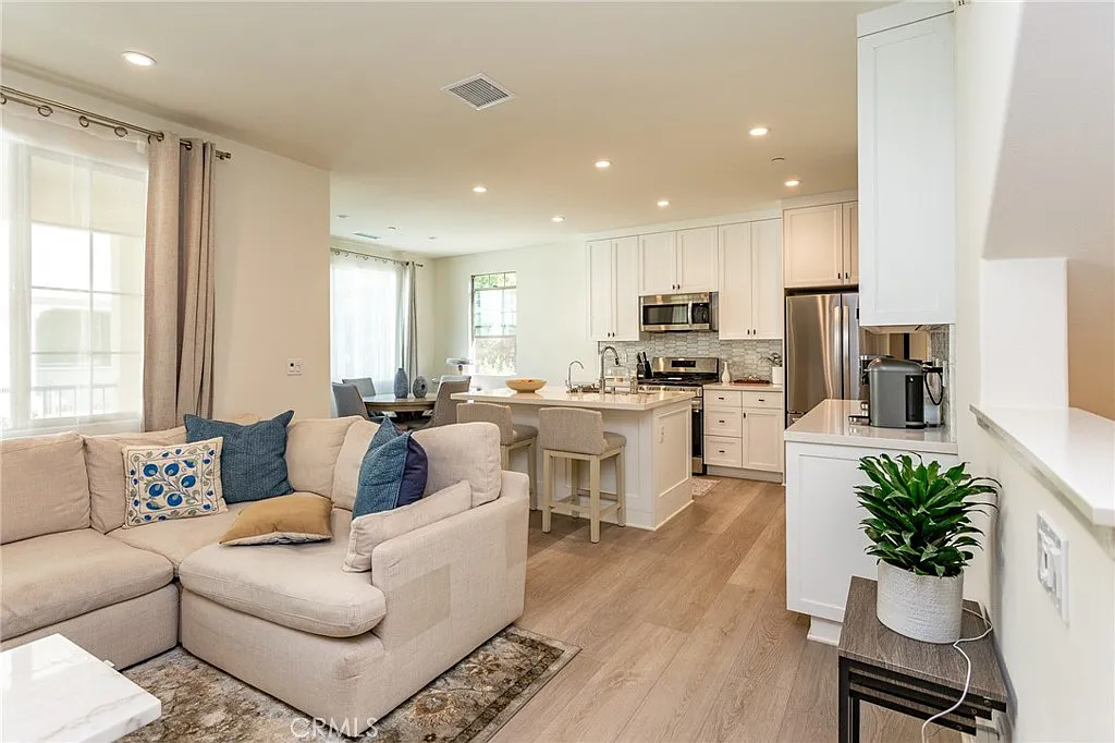 3 bed, 1599 sqft, $4,650 — Photo 2