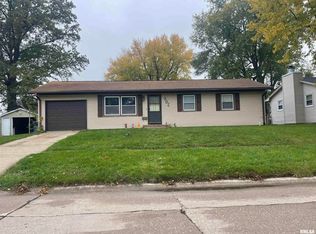 902 13th St, Silvis, IL 61282