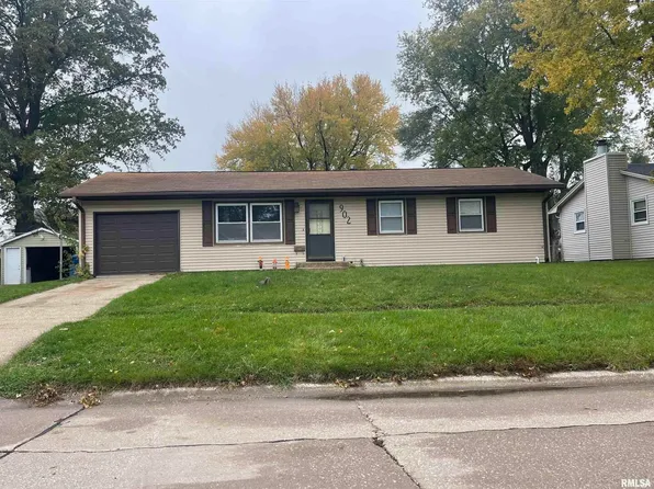 902 13th St, Silvis, IL 61282