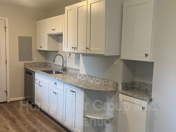 3rd image of 5531 Burgundy Pl