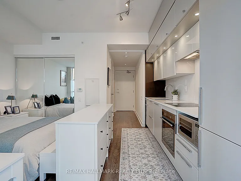 15 Grenville St #1406 — Photo 18