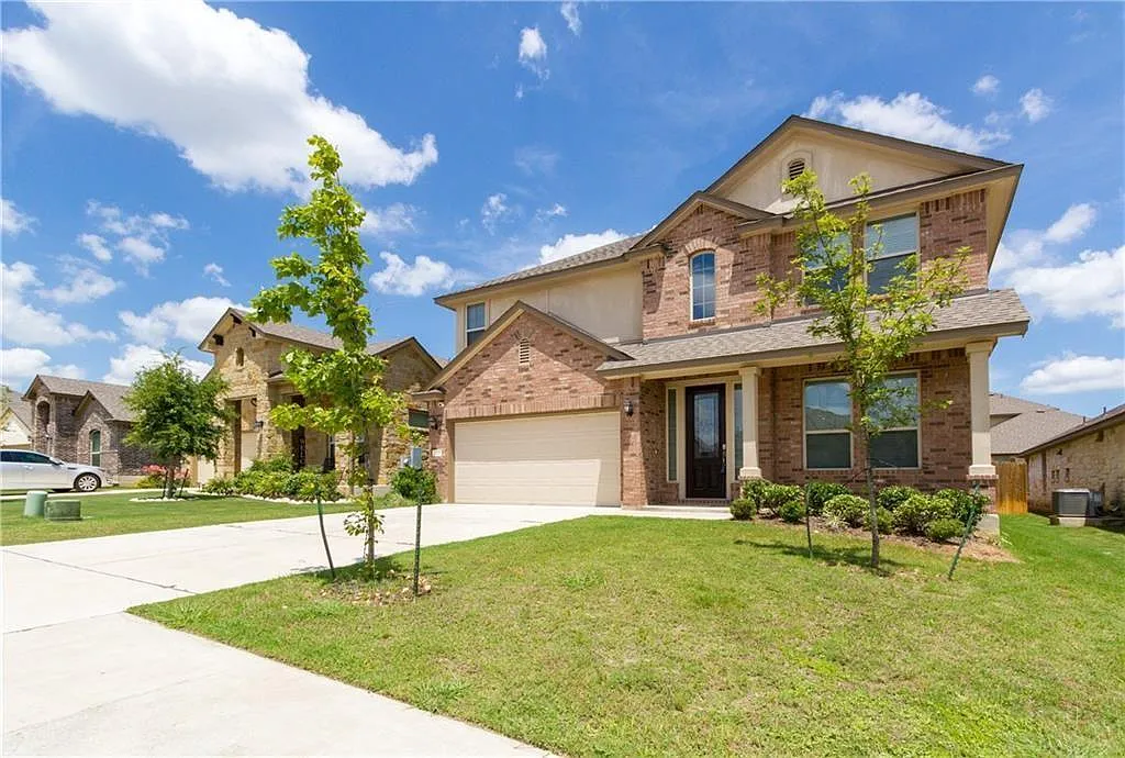 4 bed, 2.5 bath, 2692 sqft, $2,450 — Photo 4