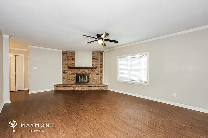 709 Lawndale Dr — Photo 3