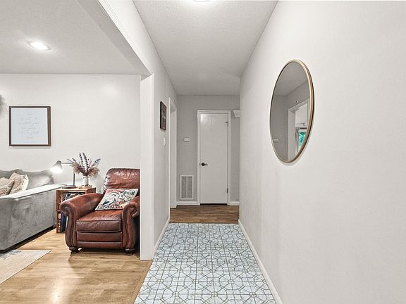 3rd image of 6 Heritage Ct