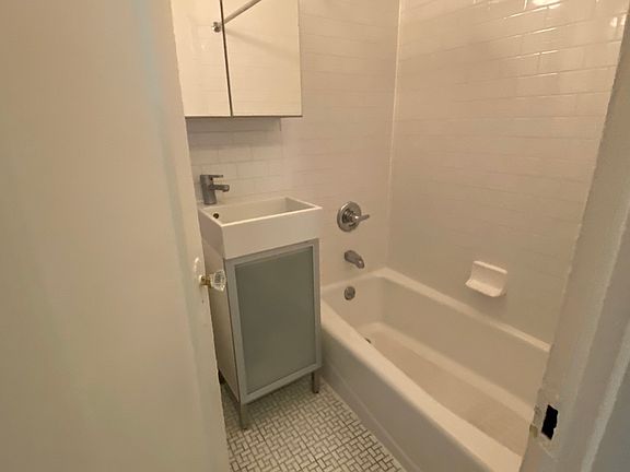5th image of 421 E 80th St #D4