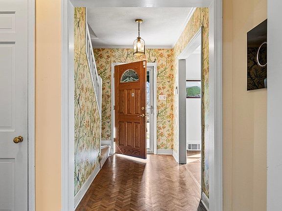 5th image of 353 Colonial Rd