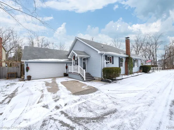 5263 S Locustwood Ave, Fort Gratiot, MI 48059