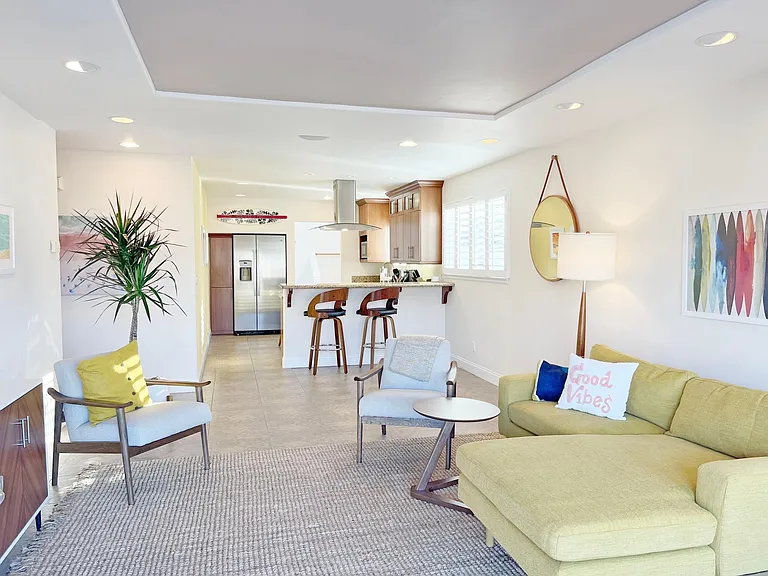 2440 Greenwood Ave — Photo 5