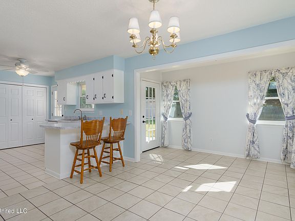 4th image of 202 Brookdale Dr