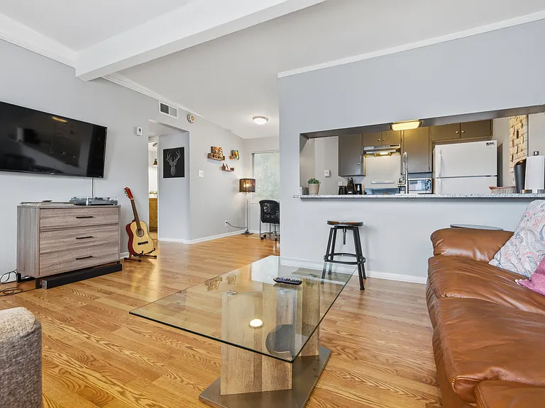 2408 Longview St #204 — Photo 4