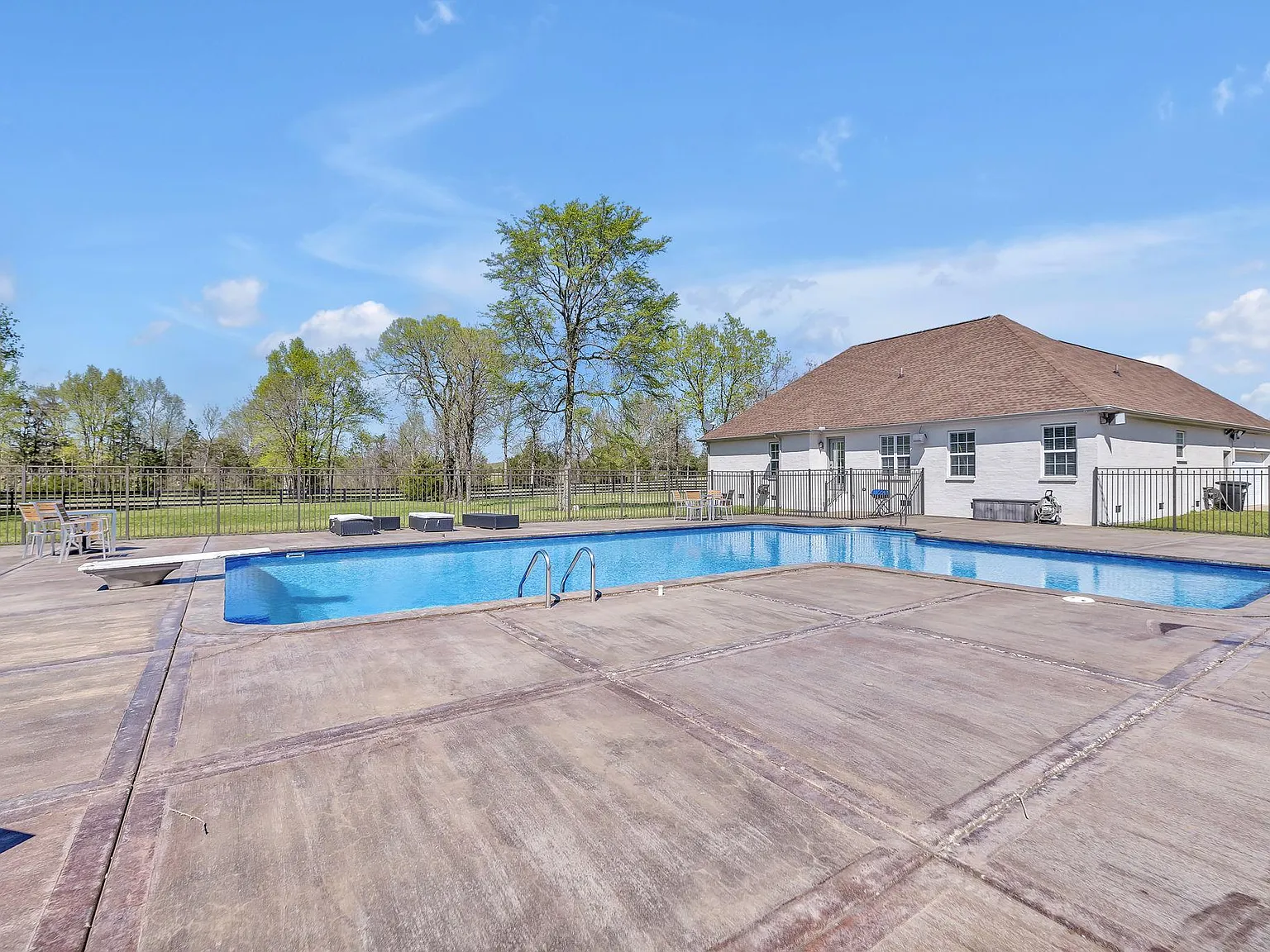 4 bed, 2.5 bath, 2200 sqft, $7,000 — Photo 1