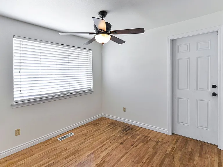 1516 Jones Ave NE — Photo 16