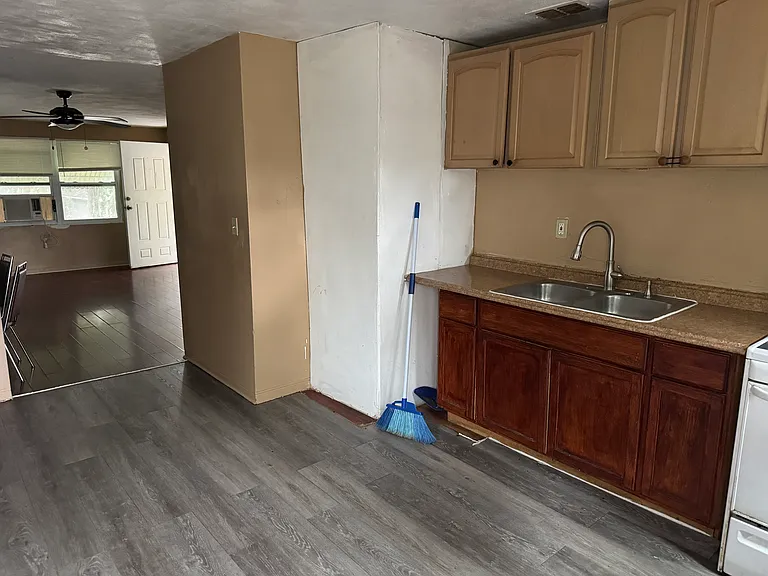 349 N Caroline St #B — Photo 9