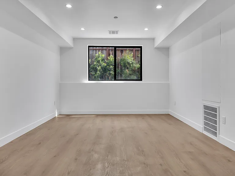 1119 N Avenue 56 — Photo 2
