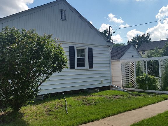 3rd image of 222 2nd Ave NE