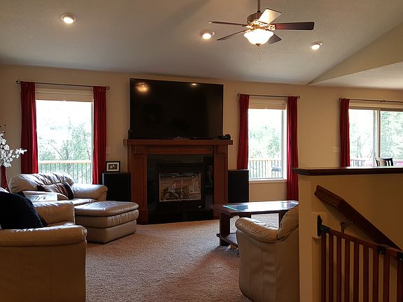 living w/vaulted ceiling