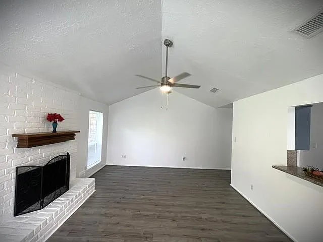 15523 Pensgate St — Photo 8