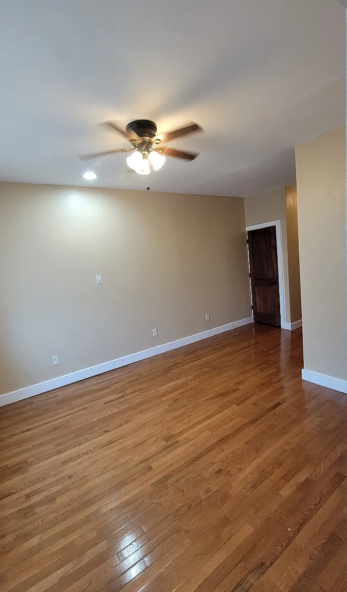 Colonial Apartments — Photo 3
