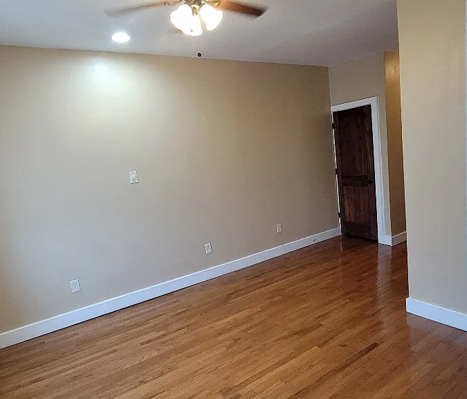 Colonial Apartments — Photo 3