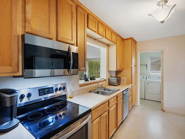 712 Iris Ln — Photo 10