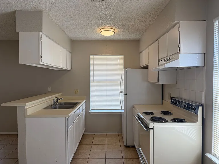 811 W Olmos Dr — Photo 5