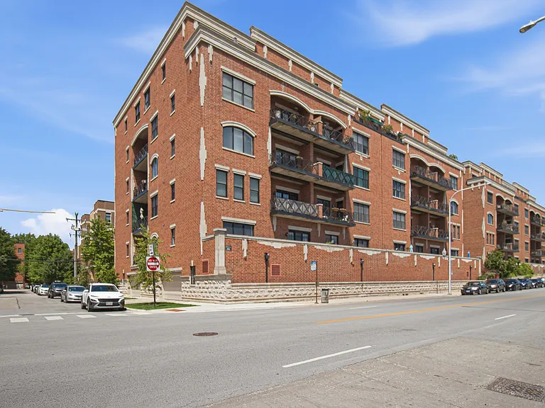 2801 N Oakley Ave #203 — Photo 1