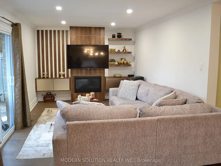 65 Manning Cres — Photo 11