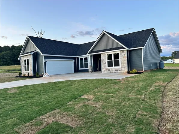 422 Mountain View Church Rd, Six Mile, SC 29682