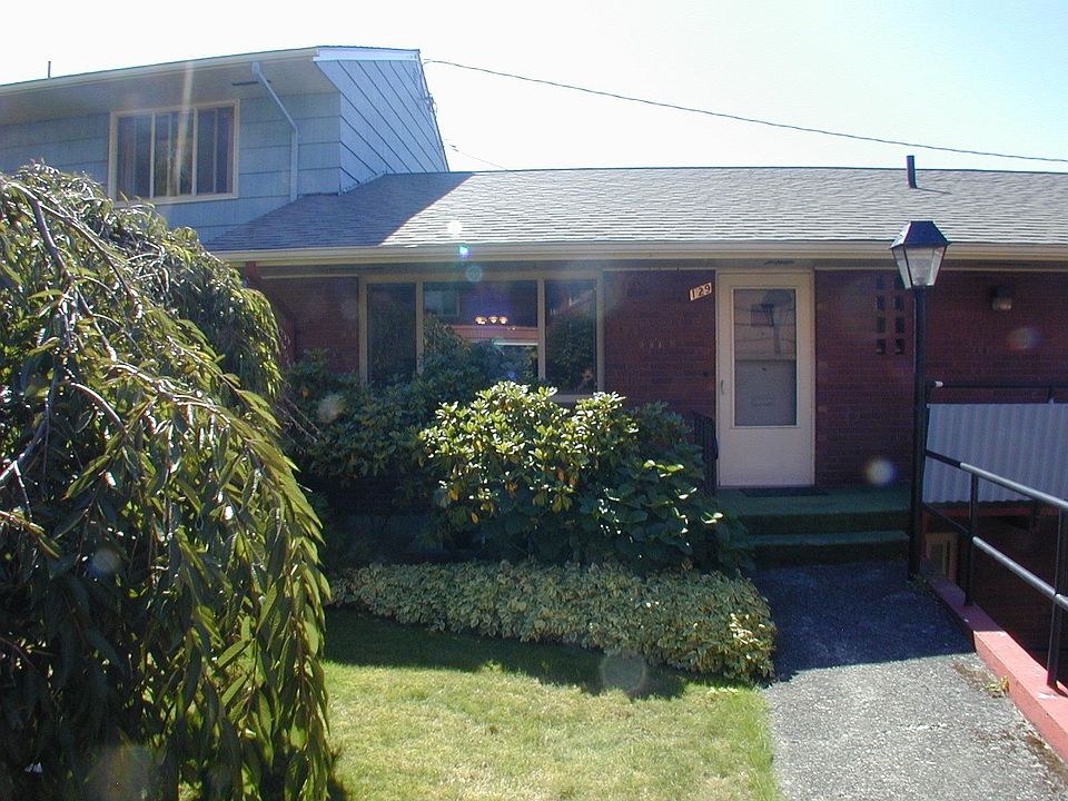 Private entrance to unit.