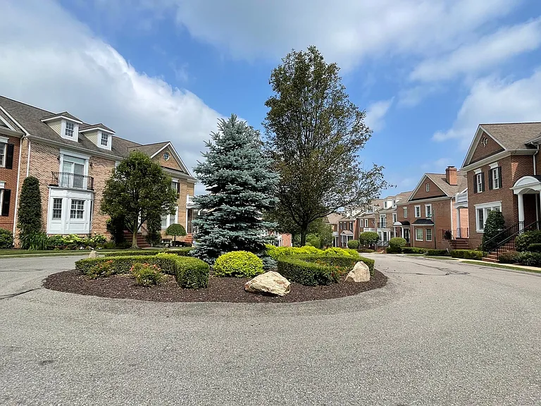 402 Georgetowne Ct — Photo 24