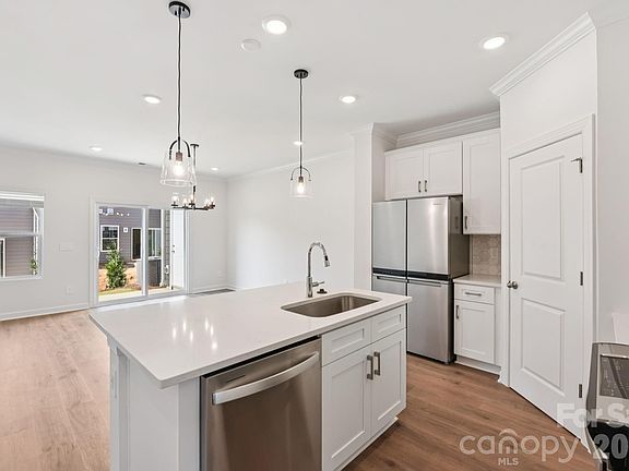 4th image of 445 Markridge Loop