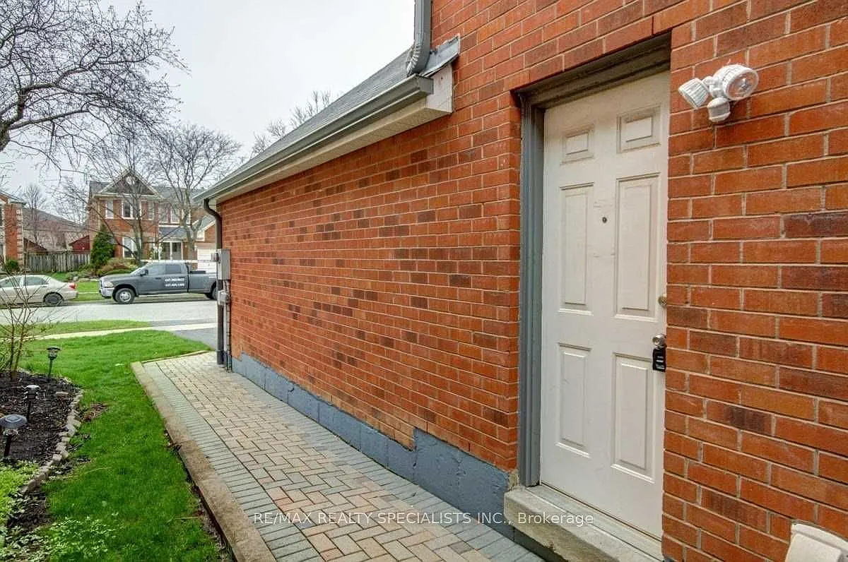 Building Photo - 3695 Loyalist Dr #BASEMENT