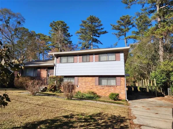 990 Pinecrest Dr, Forest Park, GA 30297