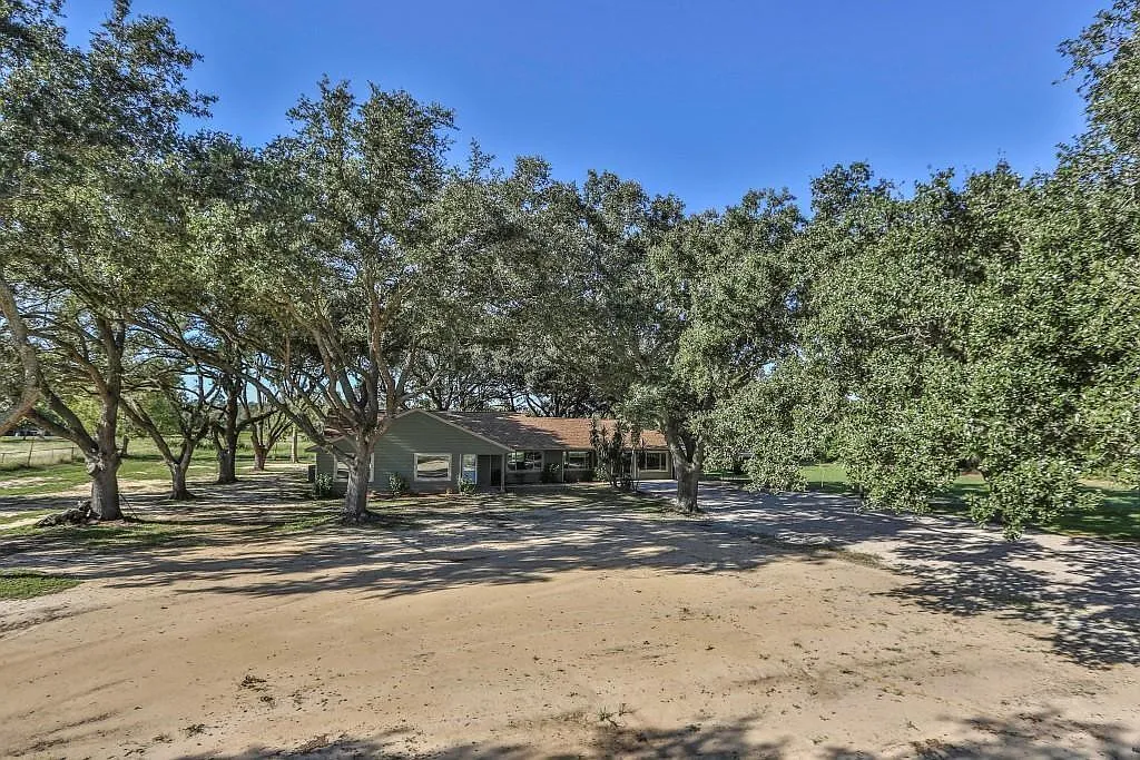 4 bed, 2.5 bath, 2792 sqft, $3,500 — Photo 3