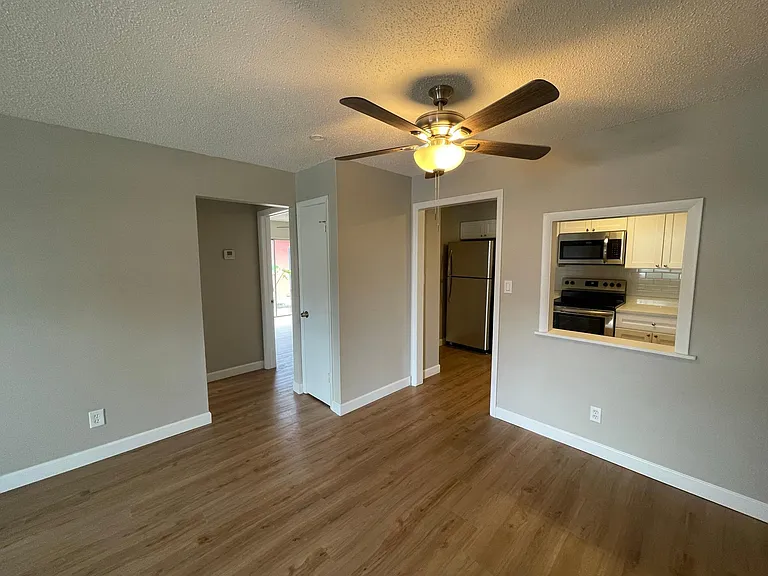 511 Duchess Ct #4 — Photo 3