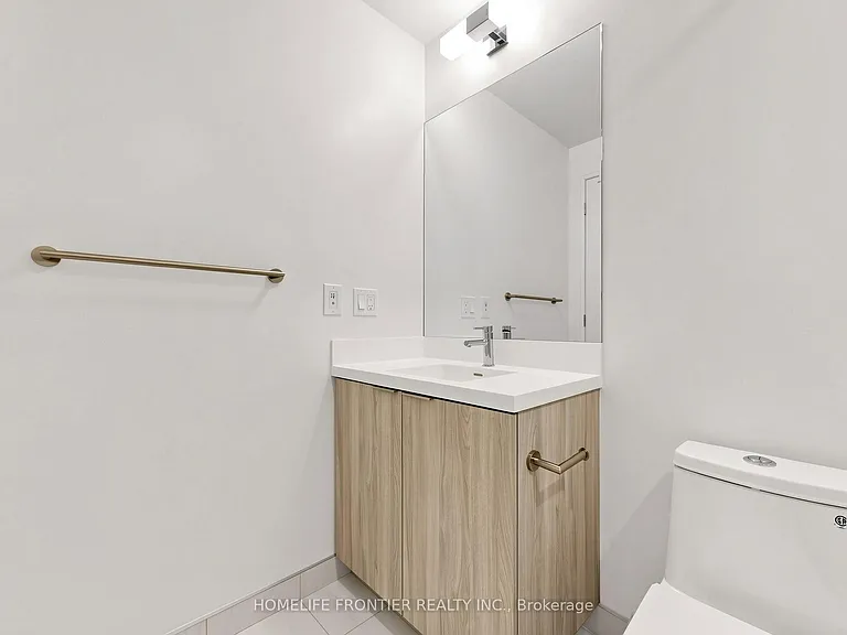 400 King St W #719 — Photo 8