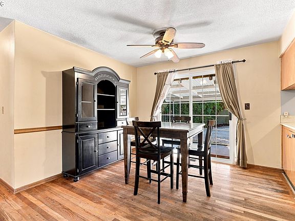 5th image of 917 SE 168th Ave