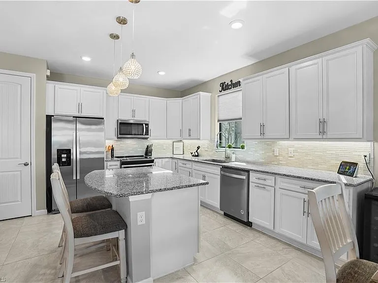 2077 Hamlin St — Photo 11