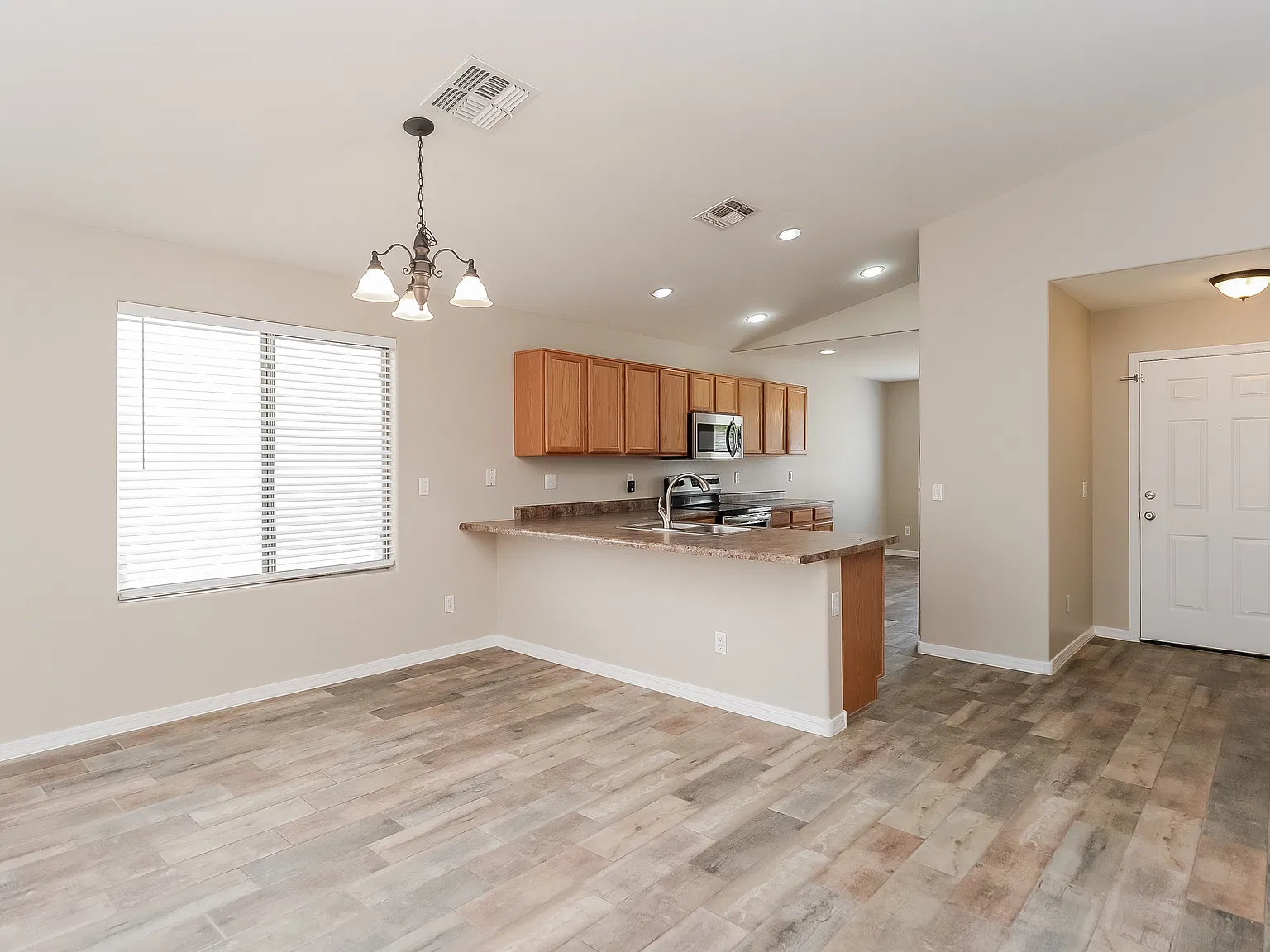 2033 W Green Tree Dr — Photo 3