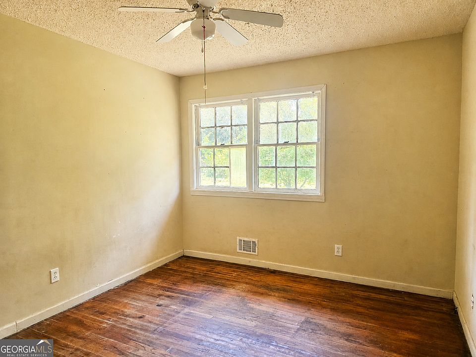 2nd image of 649 Daniel St