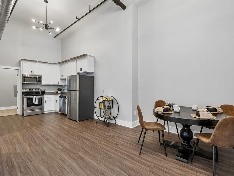 New South Side Apartments at 905 Bingham — Photo 13